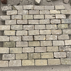 V37, Oude Gebakken Klinkers, Keiformaat, Geel-Brons-Genuanceerd
