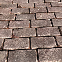V61, Oude Gebakken Klinkers, Platkeiformaat, Rood-Paars