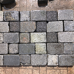 V02, Koperslakkeien, Basalt