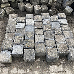 V02, Koperslakkeien, Basalt