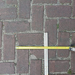 P019 Oude gebakken klinkers, Keiformaat rood-paars op pallet