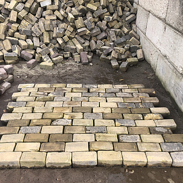V29, Oude Gebakken Klinkers, Keiformaat, Geel-Brons