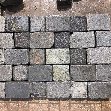 V02, Koperslakkeien, Basalt