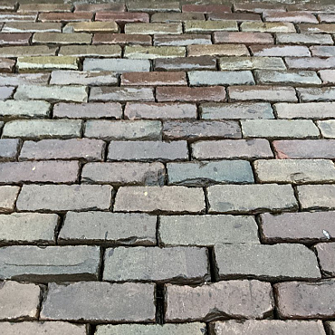 V26, Oude Gebakken Klinkers, Dikformaat, Rood-Paars genuanceerd
