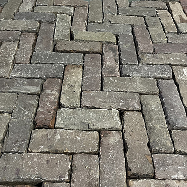 V26, Oude Gebakken Klinkers, Dikformaat, Rood-Paars genuanceerd