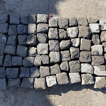 V19, Natuursteen, Basalt ca. 10x10x10cm