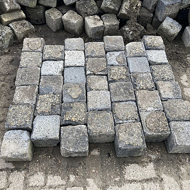 V02, Koperslakkeien, Basalt