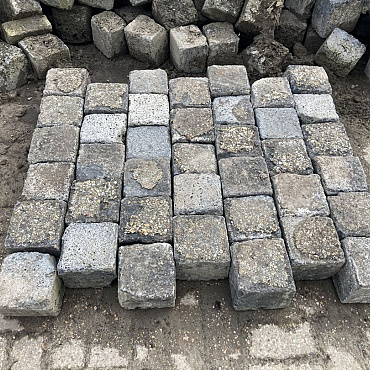 V02, Koperslakkeien, Basalt