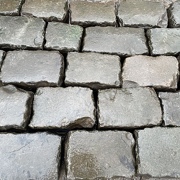 V65, Natuursteen, Greskeien