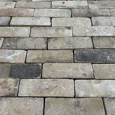 Ca.13m², Nieuwe gebakken klinkers, dikformaat, geel-grijs, P029